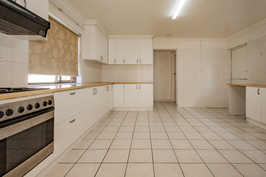 To Let 1 Bedroom Property for Rent in Loevenstein Western Cape